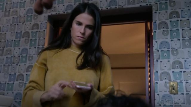 Le pull jaune Elizabeth and James porté par Laurel Castillo (Karla Souza) dans Murder S05E10