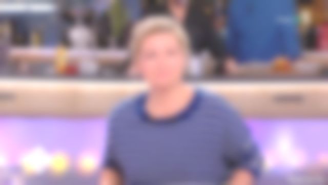 Le pull à rayures Love de Anne-Élisabeth Lemoine dans C à vous du 24/01/2019
