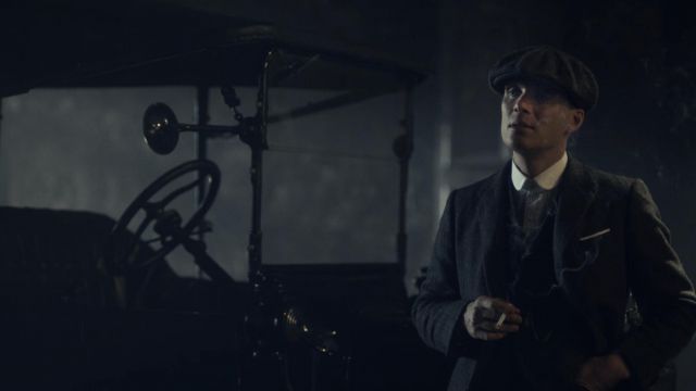 The tweed suit and the gray Thomas Shelby (Cillian Murphy) in Peaky Blinders (Season 01 Episode 03)