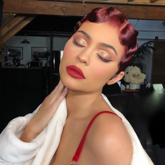 Felinda Rouge soutien-gorge porté par Kylie Jenner sur Instagram account @kyliecosmetics