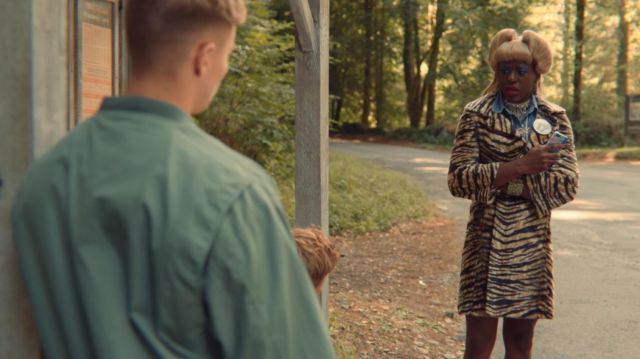 Eric (Ncuti Gatwa) imprimé zèbre manteau comme on le voit dans l'Éducation Sexuelle S01E05