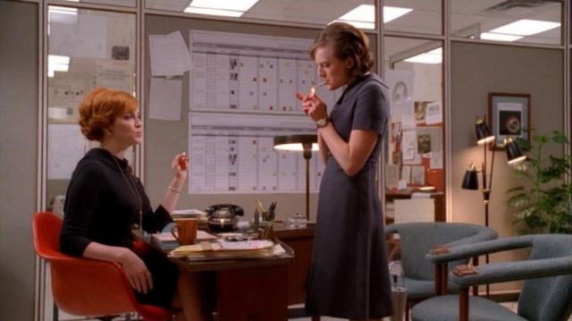La chaise rouge Eames DAR utilisée par Joan Harris (Christina Hendricks) dans Mad Men S04E13
