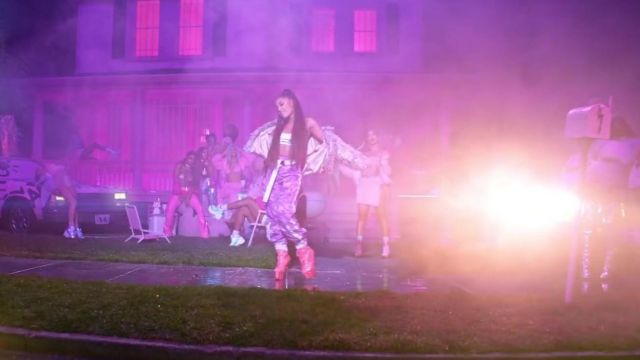 Rose Camo Pantalon porté par Ariana Grande dans les 7 anneaux de vidéo clip