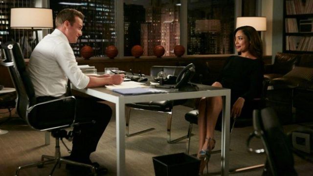 The white office of Harvey Specter (Gabriel Macht) in Suits : Lawyers-to-Measure S06E11