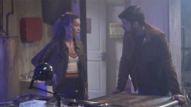 Pull en Tricot Varsity Haut Rayé porté par Blink (Jamie Chung) dans Le Surdoué (S02E07)