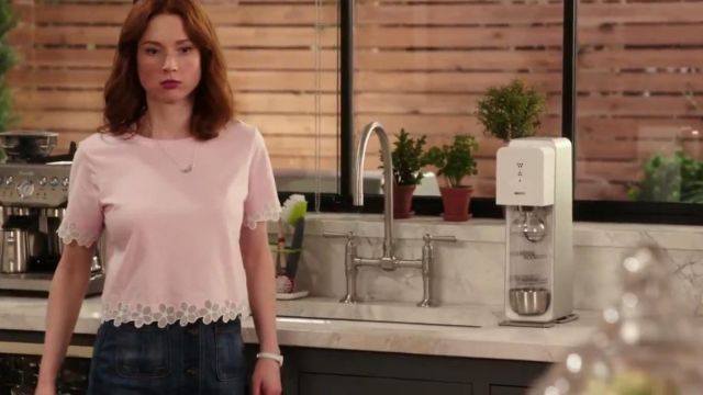 Topshop Organza Trim Crop Tee worn by Kimmy Schmidt (Ellie Kemper) in Unbreakable Kimmy Schmidt (S01E07)