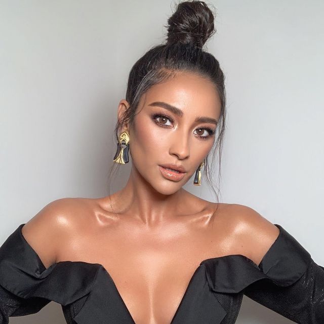 Wander Black Hardstone Earrings in 18K worn by Shay Mitchell on the Instagram account @shaymitchell