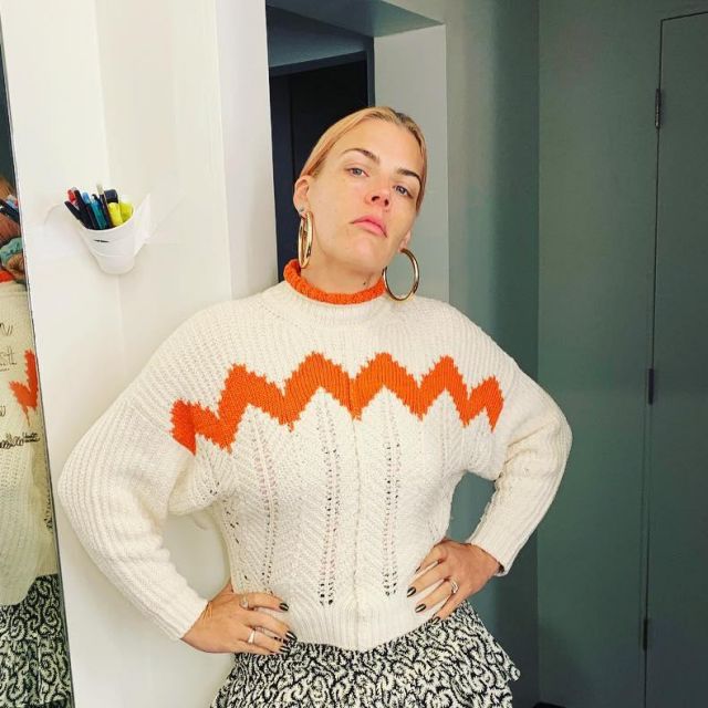 The sweater band-zig zag orange Busy Philipps on the account instagram @busyphilipps