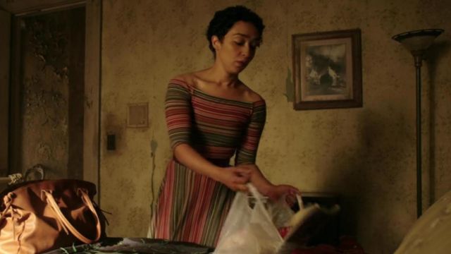 Le rose et le vert de la robe à rayures porté par la Tulipe (Ruth Negga) comme on le voit dans Prédicateur S02E13