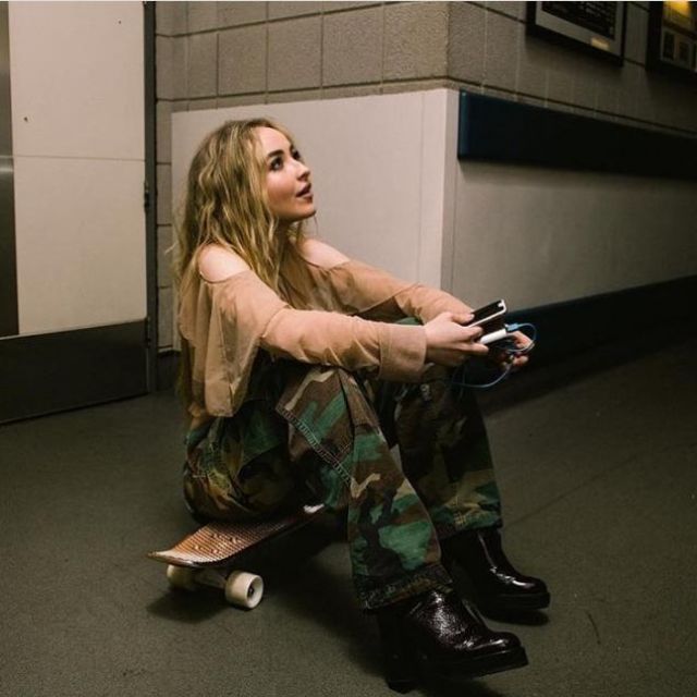 The military pants of Sabrina Carpenter on a photo to Instagram