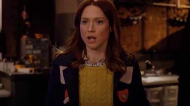 Lands End Drifter Cable Knit Pull en Jaune soleil portés par Kimmy Schmidt (Ellie Kemper) dans Unbreakable Kimmy Schmidt (S02E11)