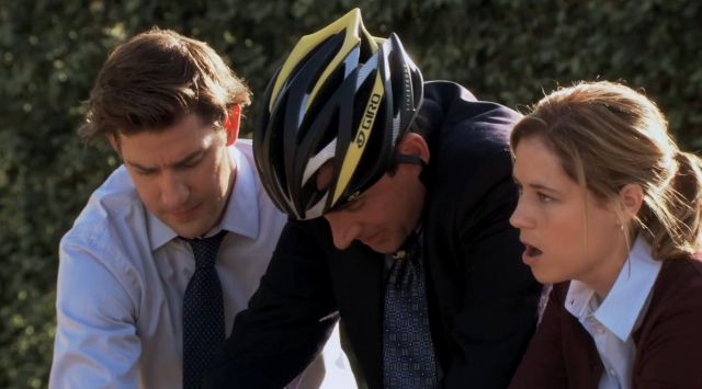 The helmet velo Giro of Michael Scott (Steve Carell) in The Office (US) S07E05