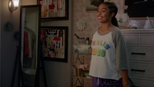Feeling good tee worn by Zoey Johnson (Yara Shahidi) in grown-ish (S02E06)