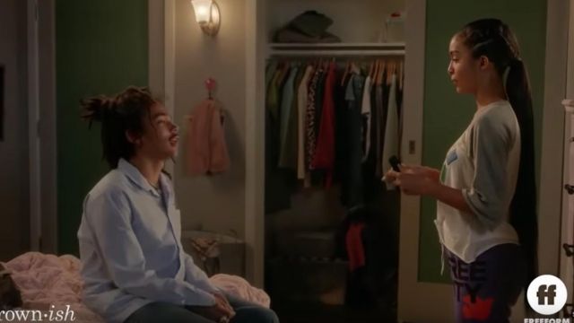 pink featherweight unisex sweatpant of Zoey Johnson (Yara Shahidi) in grown-ish (S02E06)
