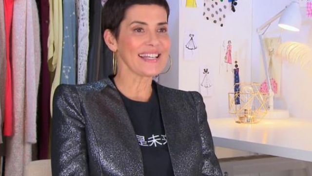 Le Tee shirt noir oversized à signe chinois de Cristina Córdula dans Les reines du shopping du 31/01/2019