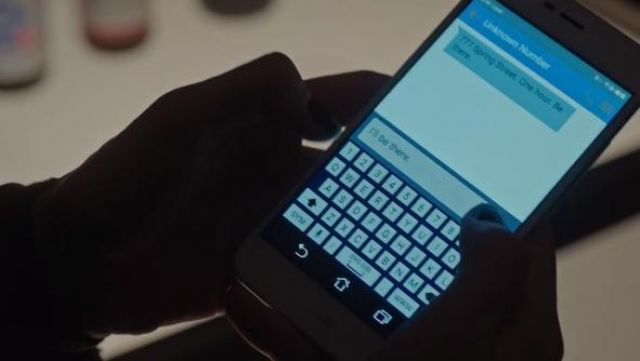 The Asus smartphone white, Donna Troy (Conor Leslie) in Titans S01E08