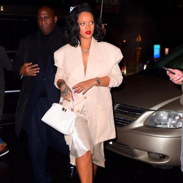 Jupe en soie porté par Rihanna dans la Ville de New York
