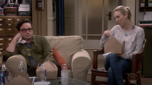 Le pull gris Joie à imprimé papillons de Penny (Kaley Cuoco) dans The Big Bang Theory S12E14