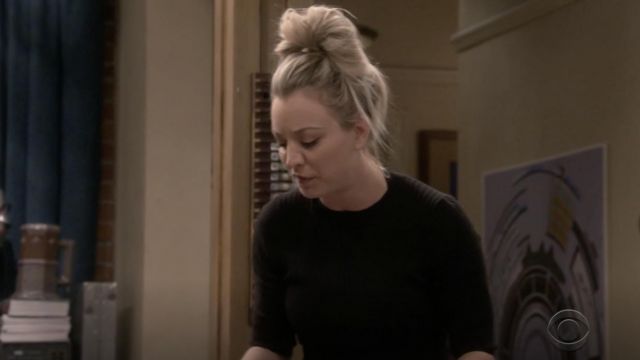 Le pull noir moulant Vince porté par Penny (Kaley Cuoco) dans The Big Bang Theory S12E14