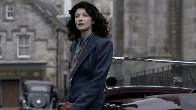 La manteau long en laine bleu porté par Claire Randall (Caitriona Balfe) dans Outlander S01E01