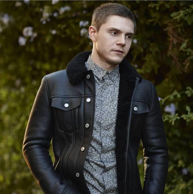 Veste en cuir portés par Evan Peters sur l'Instagram compte de @evanlicious
