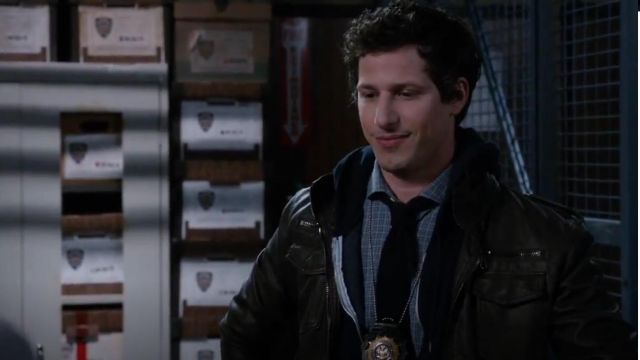 Charles & 1/2 à Urban Outfitters en Faux Cuir Moto Veste portée par Jake Peralta (Andy Samberg) dans Brooklyn Nine-Nine (S02E02)
