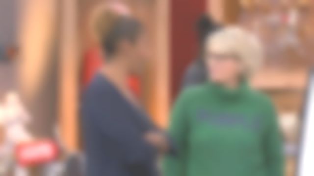 Le pull vert purple de Sophie Davant dans Affaire conclue du 01/02/2019