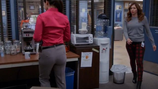 Rag & Bone Skinny Pants in Red worn by Linetti (Chelsea Peretti) in Brooklyn (S02E11) | Spotern