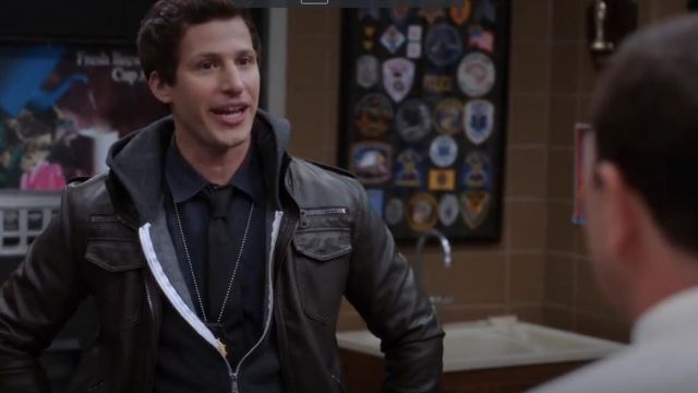 Charles & 1/2 à Urban Outfitters en Faux Cuir Moto Veste portée par Jake Peralta (Andy Samberg) dans Brooklyn Nine-Nine (S02E13)