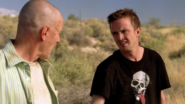Le t-shirt noir à tête de mort qui tire la langue de Jesse Pinkman (Aaron Paul) dans Breaking Bad S02E03