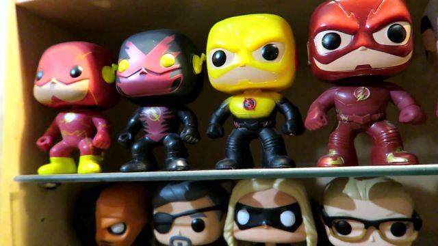 The figurine Funko Pop! The Flash of Modzii in his video THE biggest COLLECTION OF FIGURINES POP! OF FRANCE !