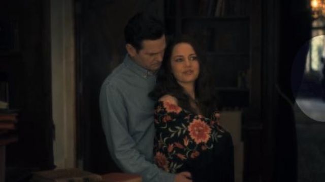 The shawl worn by Olivia Crain (Carla Gugino) in " The Haunting of Hill House S01E04