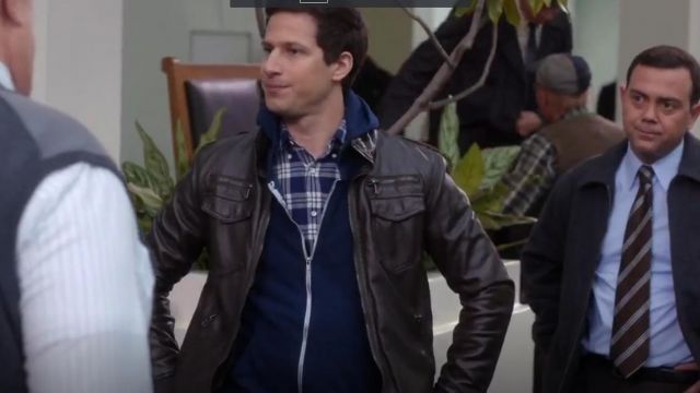Charles & 1/2 à Urban Outfitters en Faux Cuir Moto Veste portée par Jake Peralta (Andy Samberg) dans Brooklyn Nine-Nine (S02E18)