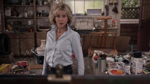 Bleu collier porté par la Grâce Hanson (Jane Fonda) comme on le voit dans la Grâce et Frankie S05E07