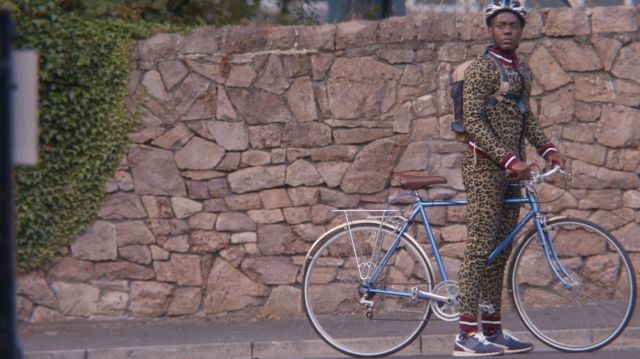 The tracksuit jacket leopard print Eric Effoing (Ncuti Gatwa) in Sex Education S01E08