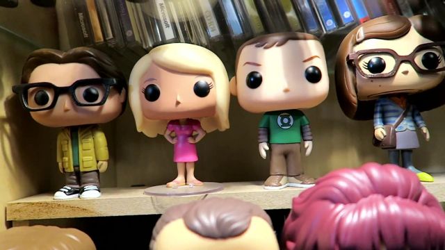 The figurine Funko Pop! Leonard in The Big Bang Theory of Modzii in his video THE biggest COLLECTION OF FIGURINES POP! OF FRANCE !