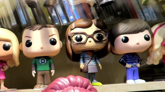 The figurine Funko Pop! Amy in The Big Bang Theory of Modzii in his video THE biggest COLLECTION OF FIGURINES POP! OF FRANCE !