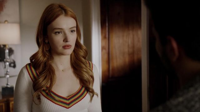 The sweater scalloped Urban Outfitters Kirby Anders (Maddison Brown) in Dynasty S02E12