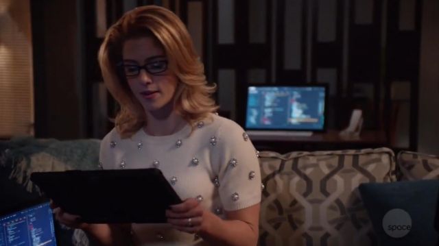 Le pull blanc à perles Alice + Olivia porté par Felicity Smoak (Emily Bett Rickards) dans Arrow S07E12