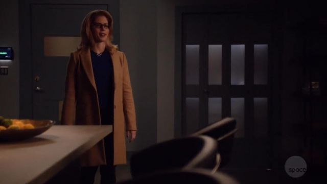 Le manteau camel Zara porté par Felicity Smoak (Emily Bett Rickards) dans Arrow S07E12