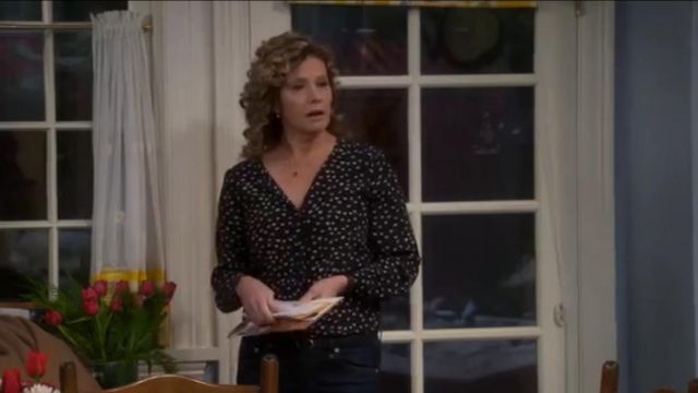 Joie  Purine Painted Hearts Blouse worn by Vanessa Baxter (Nancy Travis) in Last Man Standing (S04E11)