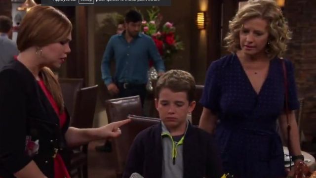 Cadre Le Wrap Cravate de Soie Robe en Marine Dot porté par Vanessa Baxter (Nancy Travis) dans le Dernier Homme Debout (S06E01)