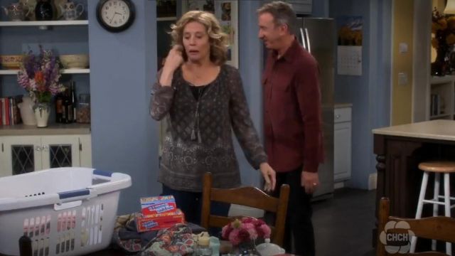 Blusa Joie Tullis en Fatiga usada por Vanessa Baxter (Nancy Travis) en Last Man Standing (S06E03)