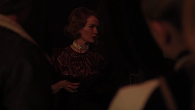 La robe dentelles Maud Norway portée par Penelope Blossom (Nathalie Boltt) dans Riverdale S03E11
