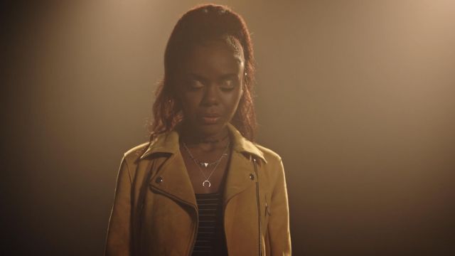 Le blouson jaune en daim Zara de Josie McCoy (Ashleigh Murray) dans Riverdale (S03E12)