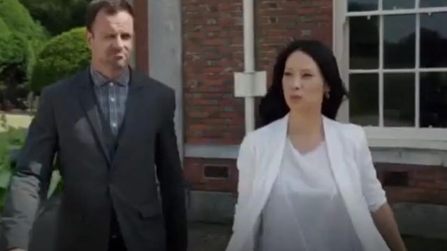Zara White Mesh Linen Tshirt worn by Dr. Joan Watson (Lucy Liu) in Elementary (S02E01)