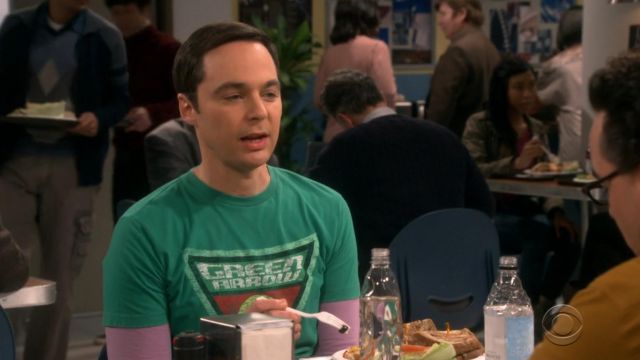 The green t-shirt The Green Arrow Shield worn by Sheldon Cooper (Jim Parsons) in The Big Bang Theory (S12E15)