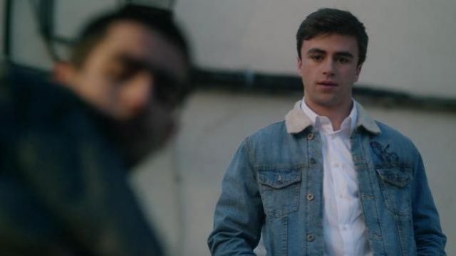 The jean jacket worn by Samuel García Domínguez Samuel (Itzan Escamilla) in Elite S01E02