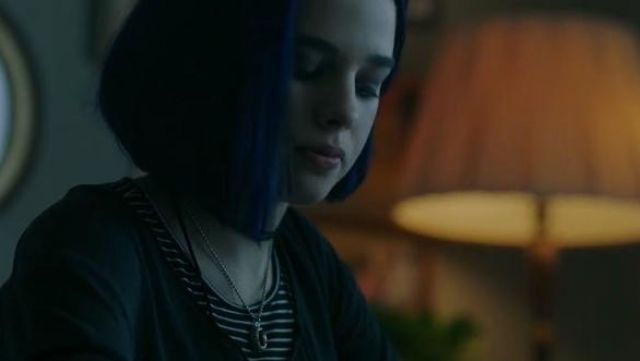 The necklace worn by Rachel Roth (Teagan Croft) in Titans S01E09
