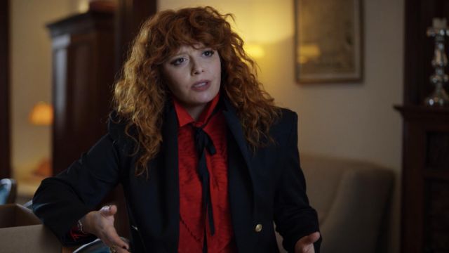 The silk shirt red Nadia (Natasha Lyonne) in a Russian Doll S01E05